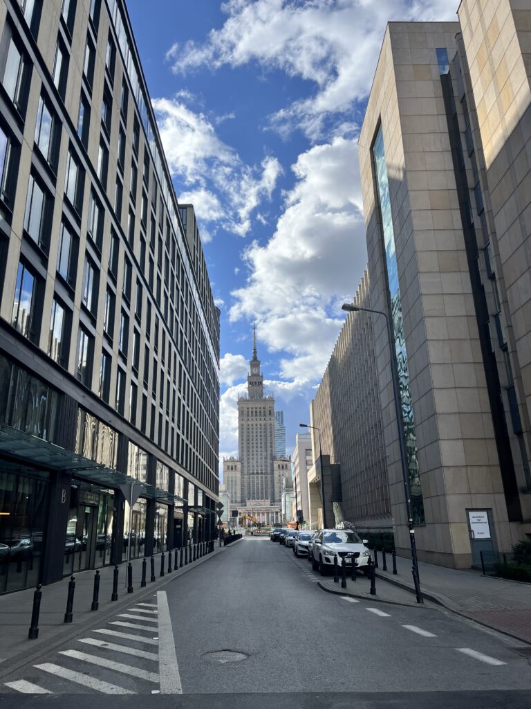 Pogled na Palatu kulture i nauke iz sporedne ulice