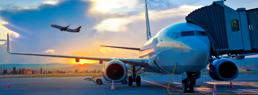 avion parkiran na izlazu na aerodromu, u pozadini zalazak sunca;
Izvor: Canva